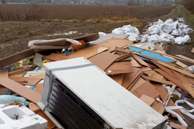 Beersel’de 2 ton çöplük mezar taşına döküldü: "Kameranın görüntüsünde 15 dakika boyunca çöpleri boşaltıyorlar"