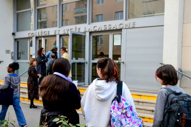 Fransa'da polis, okul kapılarında kitap çantalarını kontrol edecek