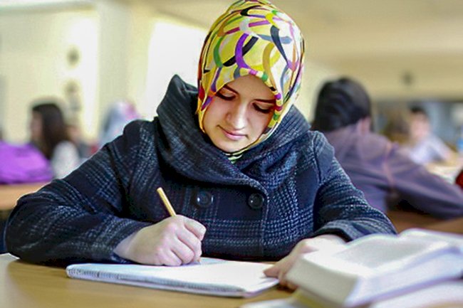 Başörtü yaşağı İslam karşıtların desteğiyle eyalet meclisinde oylandı