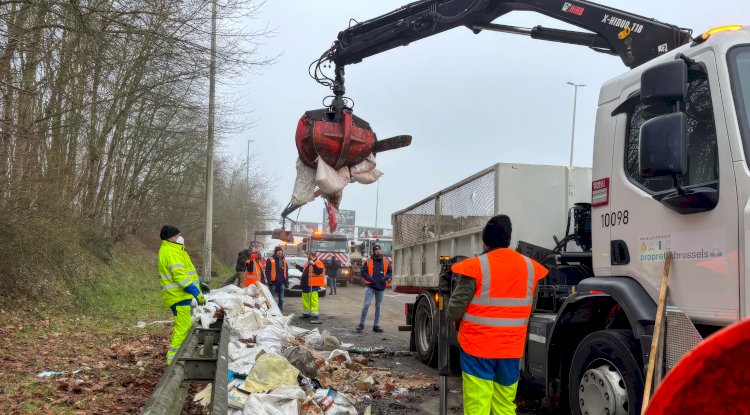 Brüksel çevre Yolu’ndaki 30 tonluk kaçak çöplük temizlendi