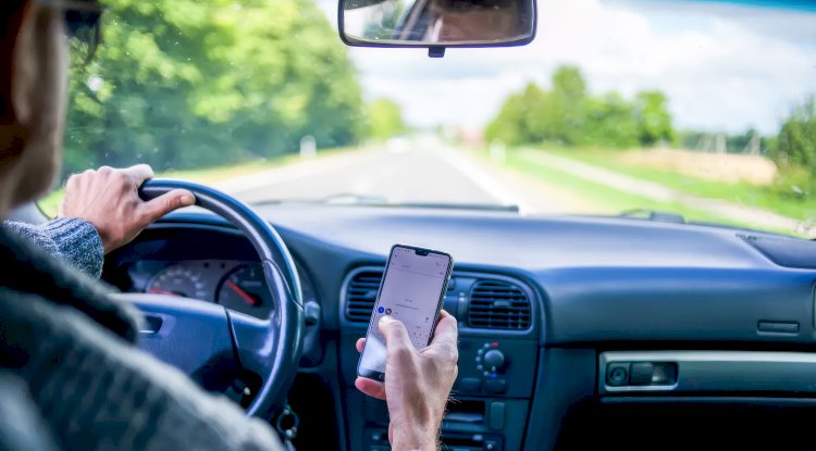 Brüksel ve Elsene’de gerçekleştirilen trafik denetimlerinde, telefon kullanan 347 sürücüye ceza kesildi