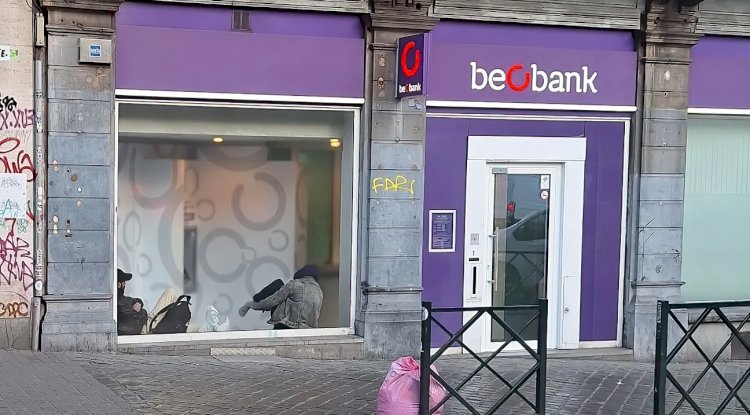 Uyuşturucu satıcıları banka şubesini satış noktası olarak kullanıyor