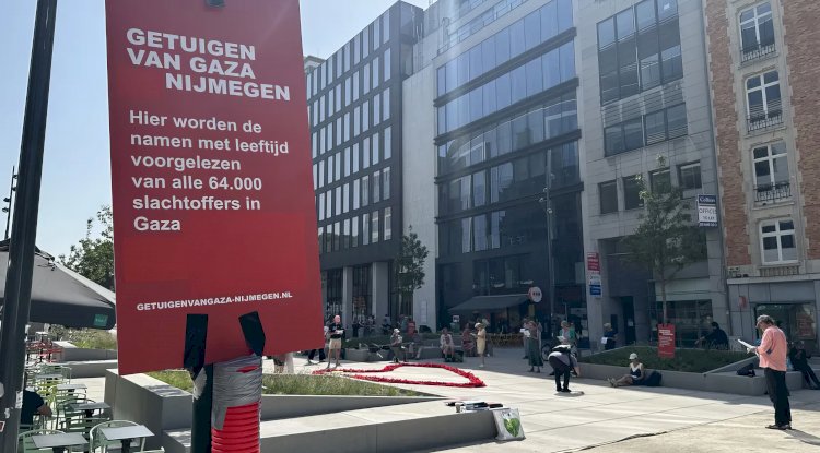 Hollandalı aktivistler, Brüksel’de Gazze savaşı kurbanlarının 64 bin ismini okudu