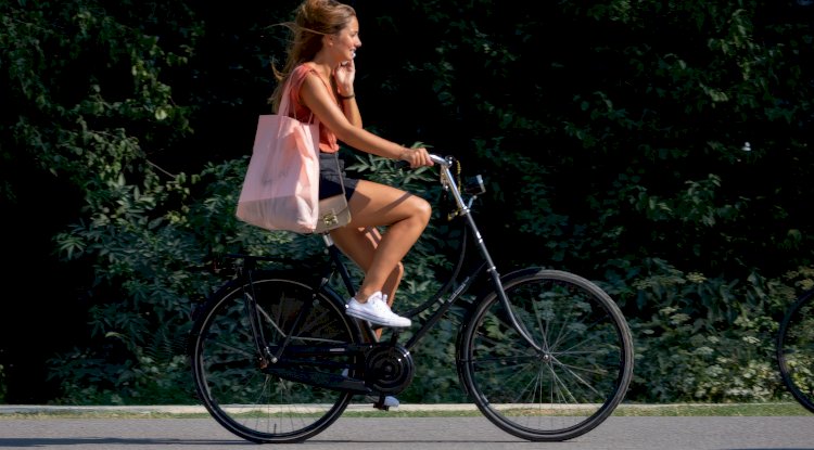 Belçika’da bisiklet üzerinde telefon kullanımına ceza yağmuru: Günde 8 kişi yakalanıyor