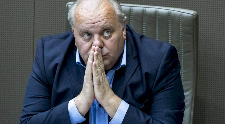 Ninove Belediye Başkanı D’haeseleer’den “Renk değil, başörtüsü meselesi var; şehir dergisinde mutlak tarafsızlık istiyorum”