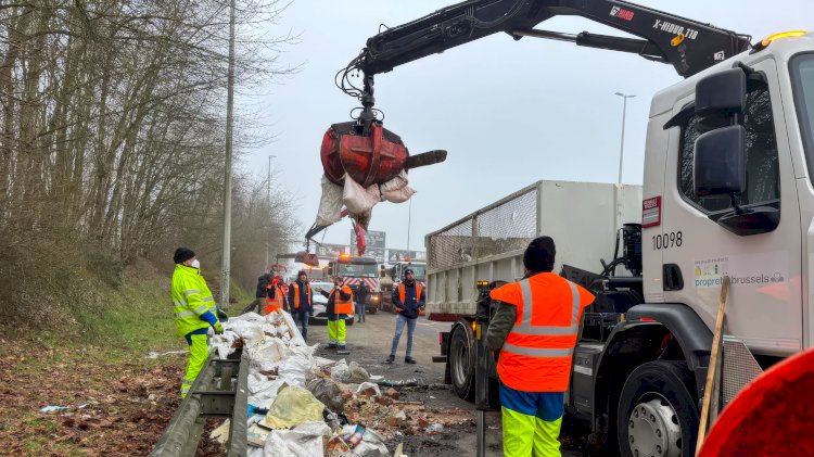 Brüksel çevre Yolu’ndaki 30 tonluk kaçak çöplük temizlendi