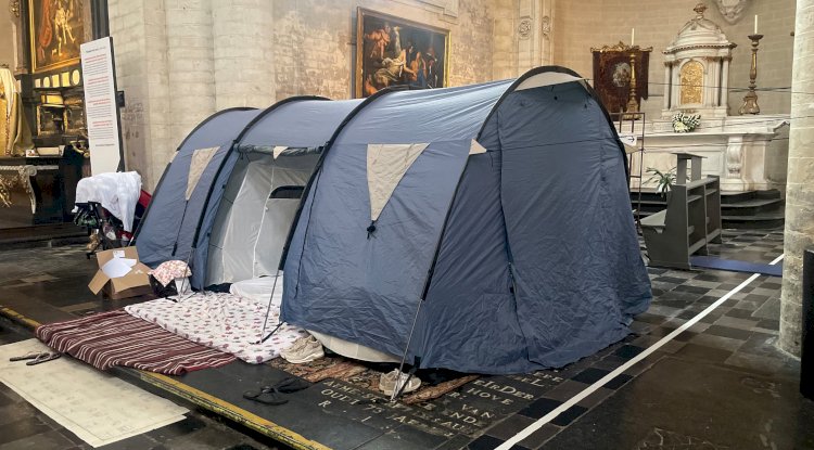 Brüksel'de mülteci aileler kilisede barınıyor: 5 Yaşındaki Omaidullah'ın eğitim umudu