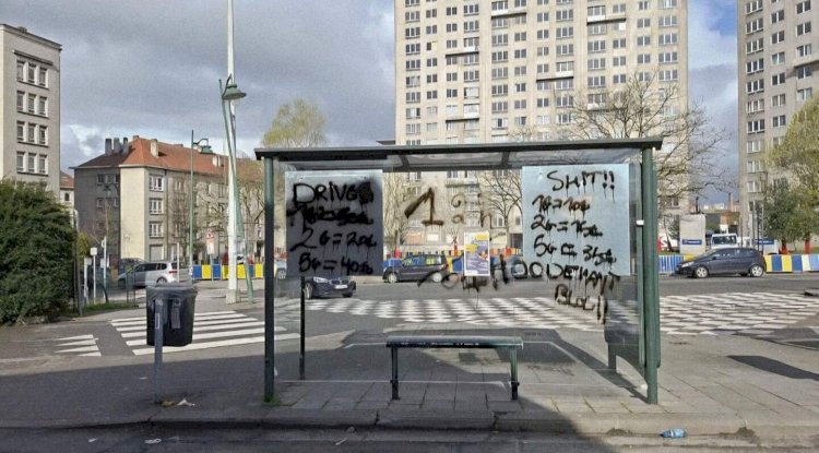 Molenbeek’te uyuşturucu satıcılarından skandal tabela: Otobüs durağına fiyat listesi astılar